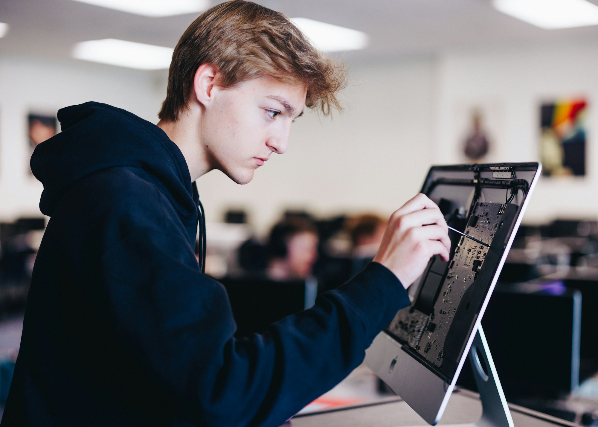 Stationær computer under reparation. Stockfoto fra Unsplash — ikke fra denne butik.