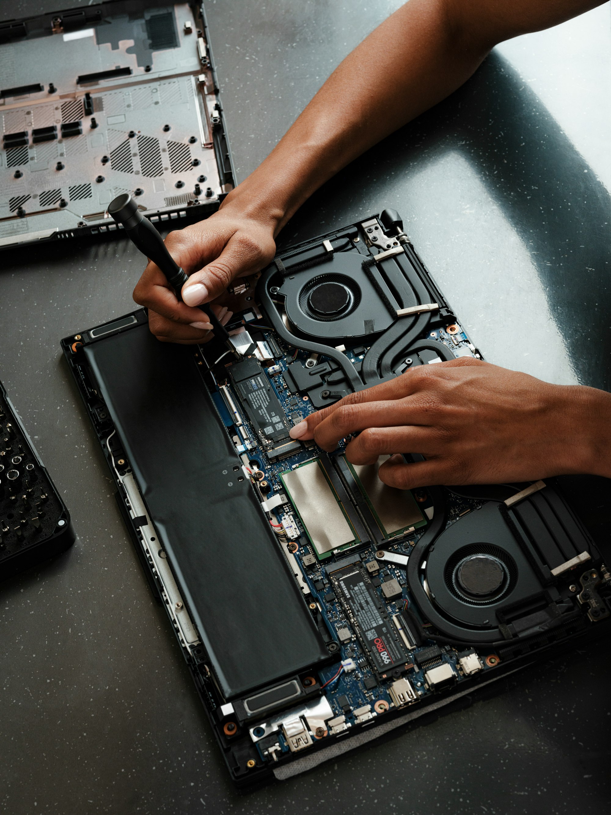 Hænder der arbejder på en bærbar. Stockfoto fra Unsplash — ikke fra denne butik.